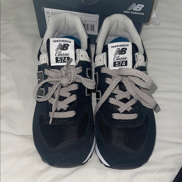 PRICED TO SELL: New Balance Classic Black and White Shoes - Picture 4 of 7